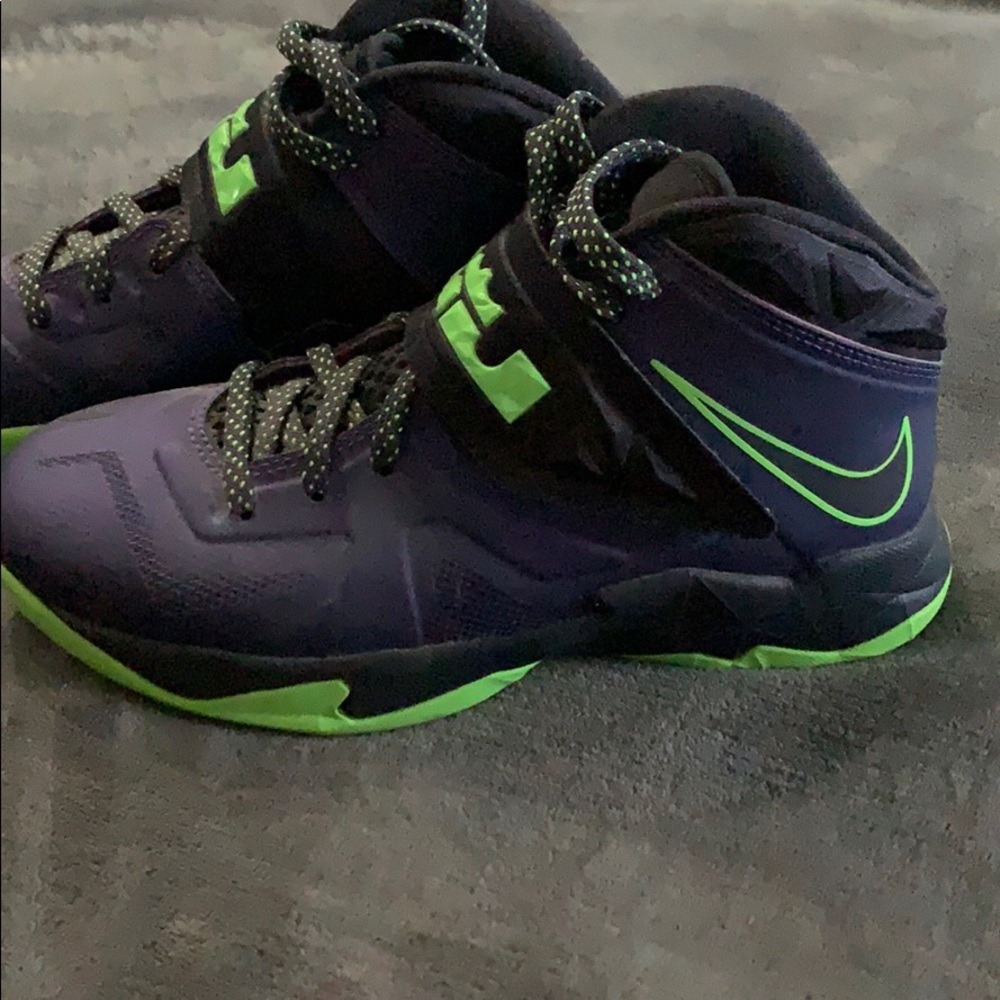LeBron James Nike’s Size 4.5 Youth/ 6 Women’s
